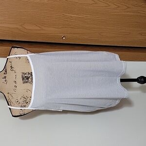 2x white and grey stripes tank top.